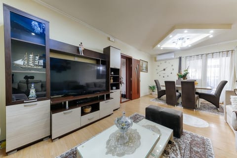 TV and multimedia, Living room, Seating area, Dining area, Evening entertainment