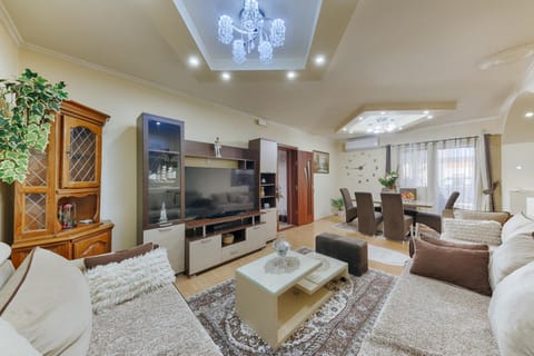Communal lounge/ TV room, TV and multimedia, Living room, Seating area, Evening entertainment