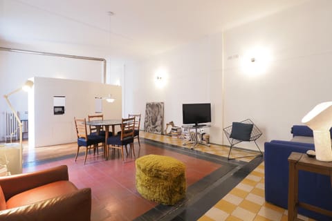 TV and multimedia, Living room, Seating area, Evening entertainment