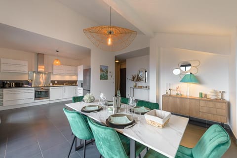 Kitchen or kitchenette, Dining area, stove