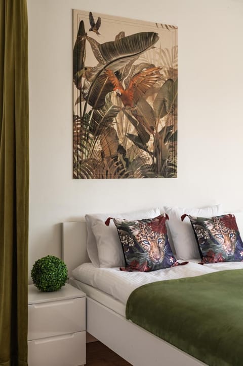 Bed, Photo of the whole room, Decorative detail, Seating area, Bedroom