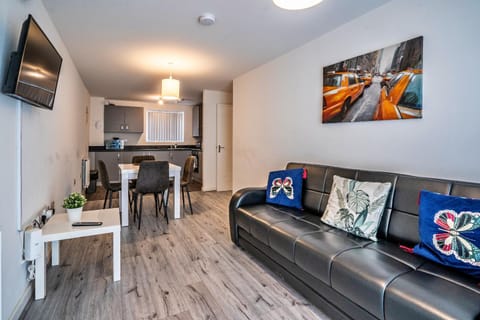 TV and multimedia, Kitchen or kitchenette, Living room, Seating area, Dining area