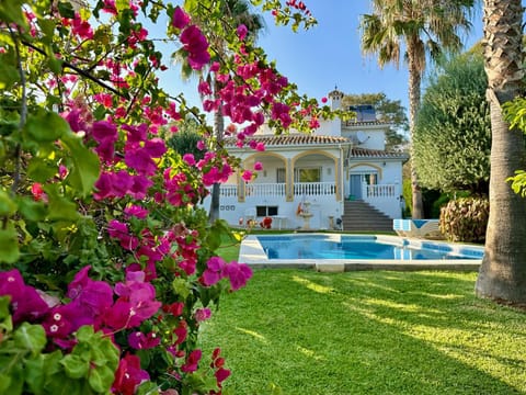 Property building, Day, Garden, Garden view, Swimming pool