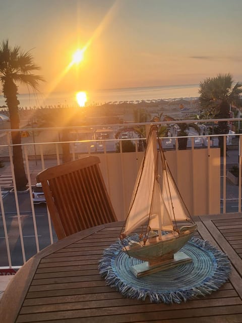 View (from property/room), Dining area, Sea view, Sunrise