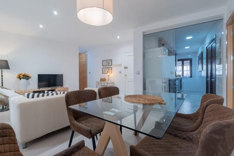 TV and multimedia, Kitchen or kitchenette, Living room, Seating area, Dining area