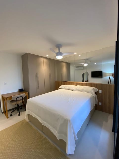 Photo of the whole room, Bedroom, wardrobe