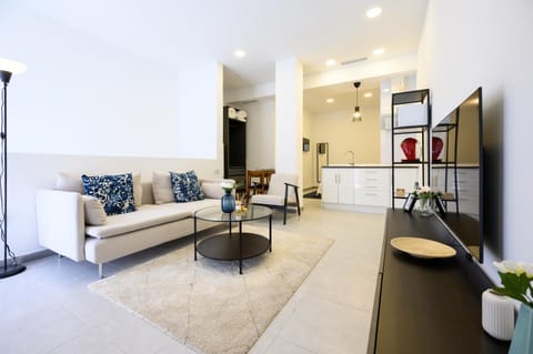 TV and multimedia, Coffee/tea facilities, Kitchen or kitchenette, Living room, Dining area, City view