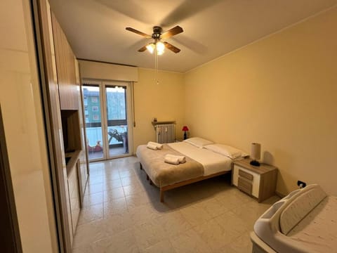 Bedroom, towels