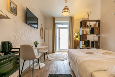 Bed, TV and multimedia, Living room, Photo of the whole room, Seating area