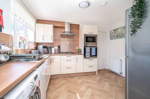 Super Prime Luxury 4 Bedroom Detached Home by TBA Apartment in Dunfermline