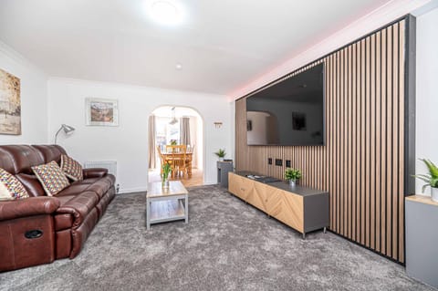 Super Prime Luxury 4 Bedroom Detached Home by TBA Apartment in Dunfermline