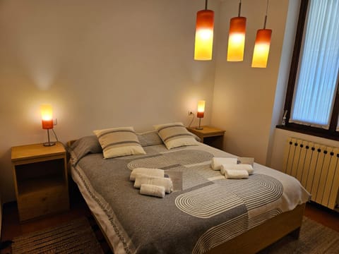 Bed, Photo of the whole room, Bedroom, internet, towels