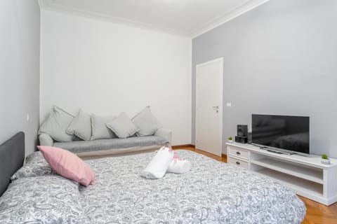 Bed, TV and multimedia, Photo of the whole room, Bedroom, towels