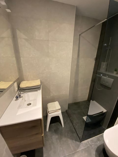 Shower, Toilet