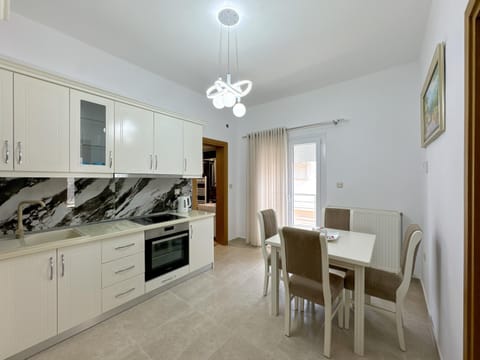Kitchen or kitchenette, Dining area, oven, stove