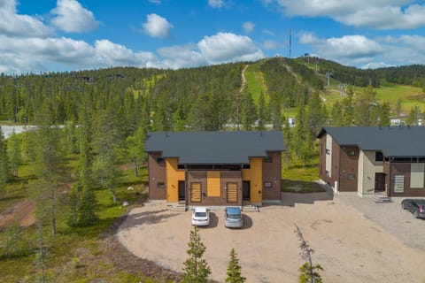 Property building, Day, Neighbourhood, Natural landscape, Bird's eye view, Mountain view, Parking