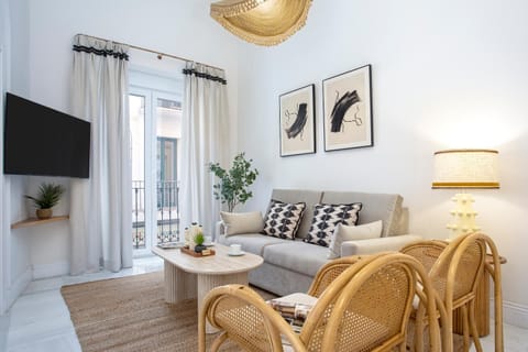 Property building, TV and multimedia, Balcony/Terrace, Living room, Seating area