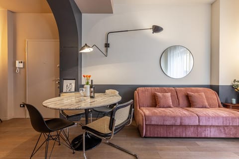 TV and multimedia, Living room, Seating area, Dining area, furniture, air conditioner