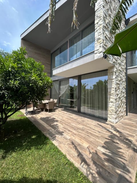 Property building, Day, Garden, Garden, Garden view