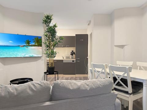 Kitchen or kitchenette, Living room, Seating area, minibar