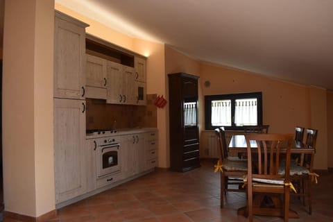 Kitchen or kitchenette, Dining area, oven, stove