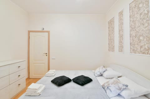 Bed, Bedroom, towels