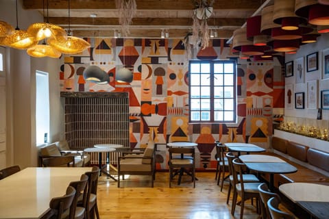 Restaurant/places to eat, Living room, Seating area