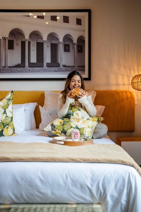 Bed, People, Food and drinks, Bedroom, Food, Drinks