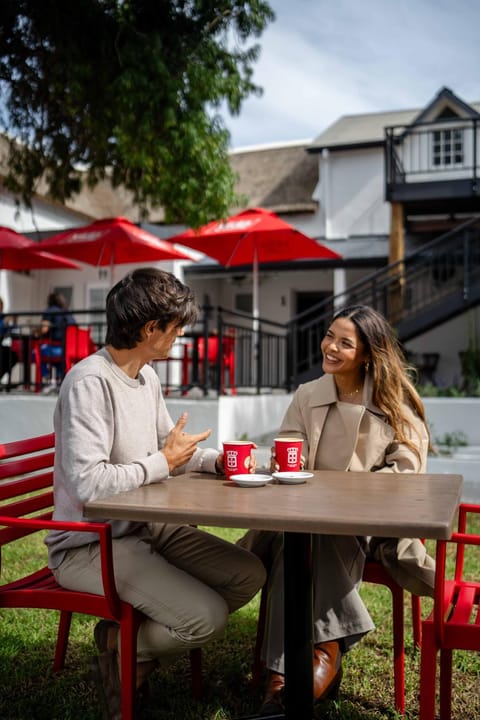 Patio, Restaurant/places to eat, Day, People, Guests, group of guests