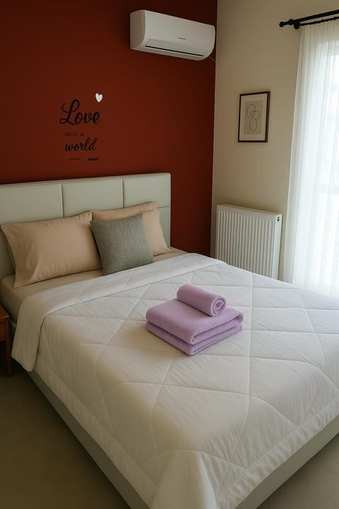 Bed, Bedroom, towels