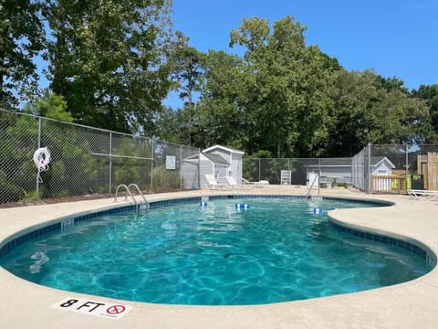 5 Min to Beach and Golf plus Pool House in Surfside Beach