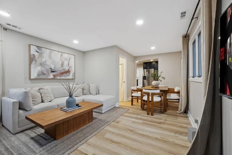 Elevated Stay 3BR in Addison House in Villa Park