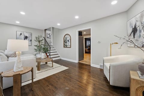 Elevated Stay 3BR in Addison House in Villa Park