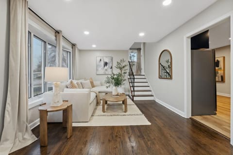 Elevated Stay 3BR in Addison House in Villa Park