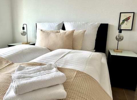 Bed, Bedroom, towels