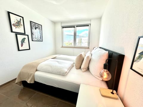 Bed, Seating area, Bedroom