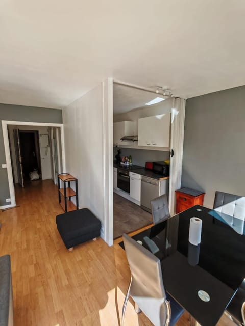 Communal lounge/ TV room, TV and multimedia, Living room, Lounge or bar, Seating area, Dining area, stove, kitchen