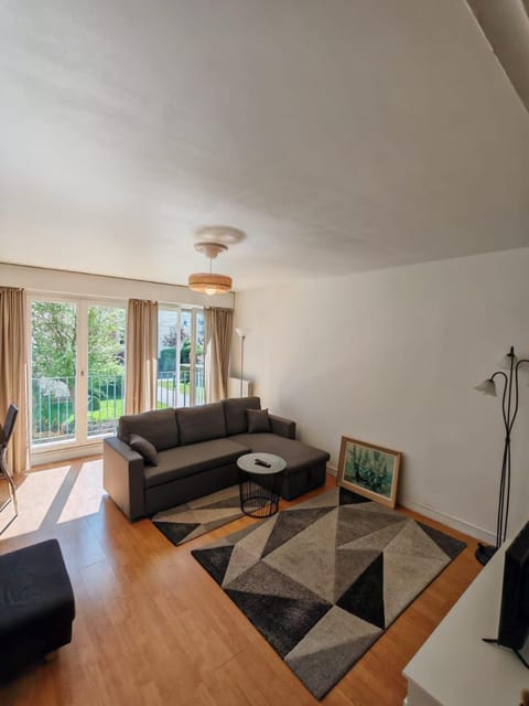 Communal lounge/ TV room, TV and multimedia, Living room, Lounge or bar, Seating area