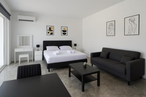 Bed, Living room, Photo of the whole room, Seating area, Bedroom, air conditioner
