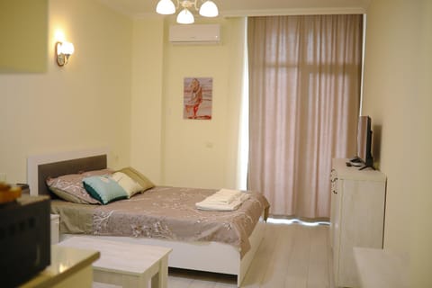 Bed, TV and multimedia, towels