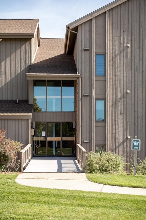 Stunning Retreat 2BR Loft Golf Course Condo 5549 House in Michigan