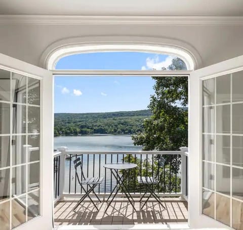 Day, Balcony/Terrace, Seating area, Lake view