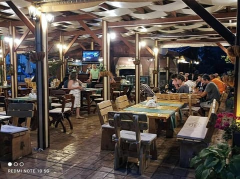 Restaurant/places to eat, Night, People, Food and drinks, Seating area, Food