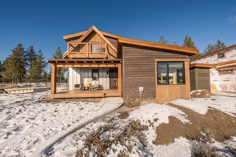 Wilderness Club Nest - Modern Cabin Retreat for 9 with Hot Tub Cabin in Idaho
