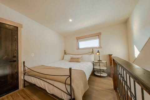 Wilderness Club Nest - Modern Cabin Retreat for 9 with Hot Tub Cabin in Idaho