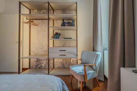 Photo of the whole room, Bedroom, wardrobe