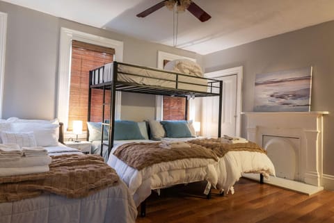 Beautiful 3-Bed Home w Parking Near AGH Apartment in Pittsburgh