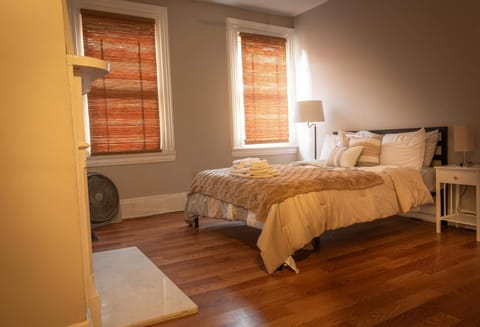 Beautiful 3-Bed Home w Parking Near AGH Apartment in Pittsburgh