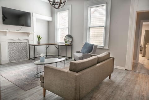 Beautiful 3-Bed Home w Parking Near AGH Apartment in Pittsburgh