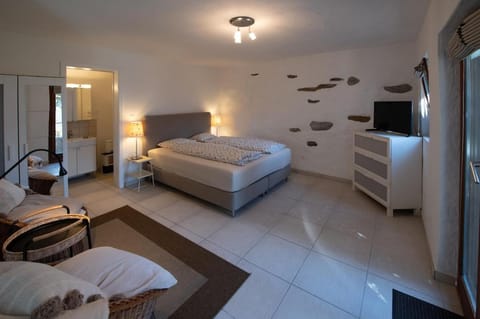 Bed, TV and multimedia, Photo of the whole room, Bedroom